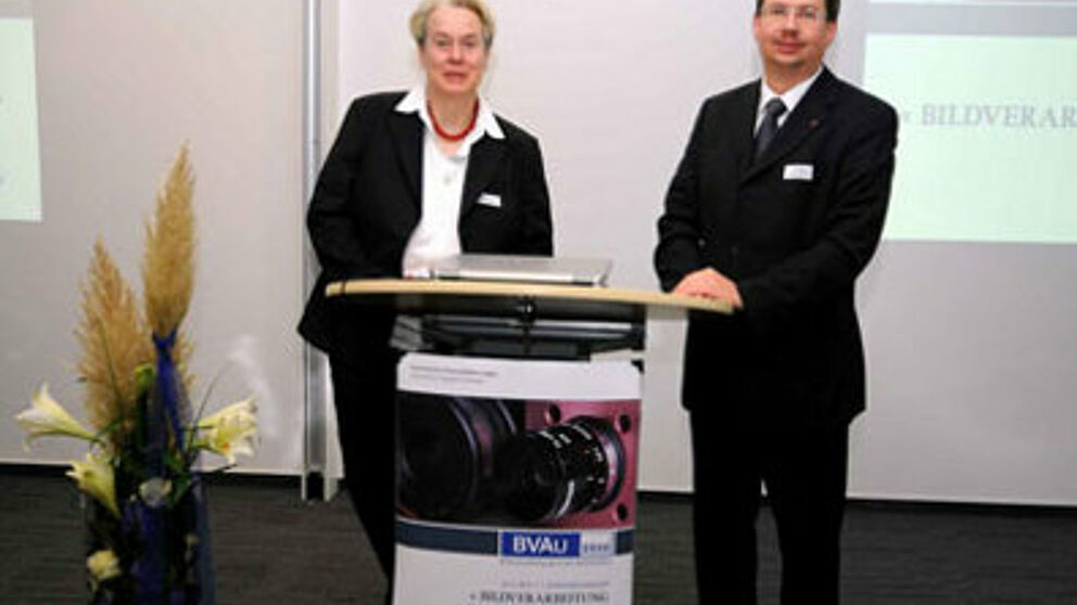 Foto: In das Auditorium des Centrums Industrial IT, kurz CIIT, hatten Prof. Dr.-Ing. Volker Lohweg und Prof. Dr.-Ing. Bärbel Mertsching am 11.11.2010 zum 1. Jahreskolloquium "Bildverarbeitung in der Automation" (BVAu 2010) eingeladen.