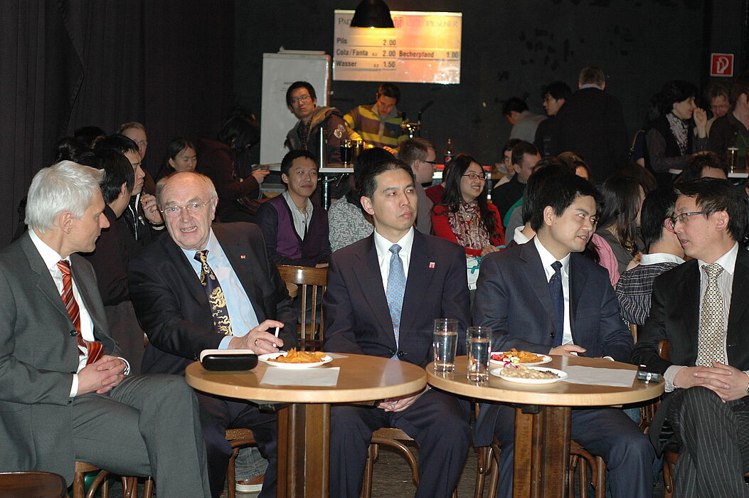 Foto (Universität Paderborn): Im Gespräch (von links): Martin Pantke, stellvertretender Bürgermeister der Stadt Paderborn, Prof. em. Dr.-Ing. Manfred Pahl, Gründer der Chinesisch-Deutschen Technischen Fakultät, Weimin Zhao, Leiter der Bildungsabteilu