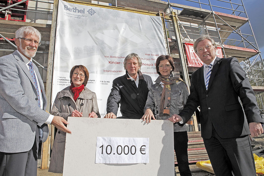 Der stellvertretender Vorstandsvorsitzende der Bodelschwighschen Stiftungen Pastor Bernward Wolf  (v.l.) und die Leiterin des Hospiz, Ulrike Lübbert, freuten sich den Spendencheck von den Rotary-Präsidenten Wilhelm Brockmeyer, Barbara Tigges-Mettenmeier