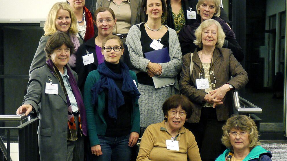 Foto (Heike Probst, Universität Paderborn): 40 Jahre feministische Debatten – Die Referentinnen und ihre Gastgeberinnen: Prof. Dr. Carol Hagemann-White, Dr. Irene Pimminger, Prof. Dr. Elisabeth List, Prof. Dr. Sigrid Metz-Göckel (1. Reihe von unten v.