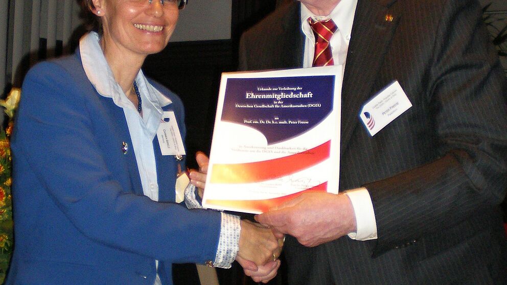 Foto (Stefan Brasse): Bei der Verleihung der Urkunde an Prof. em. Dr. Dr. h. c. mult. Peter Freese durch die Vizepräsidentin der DGfA, Prof. Dr. Carmen Birkle.
