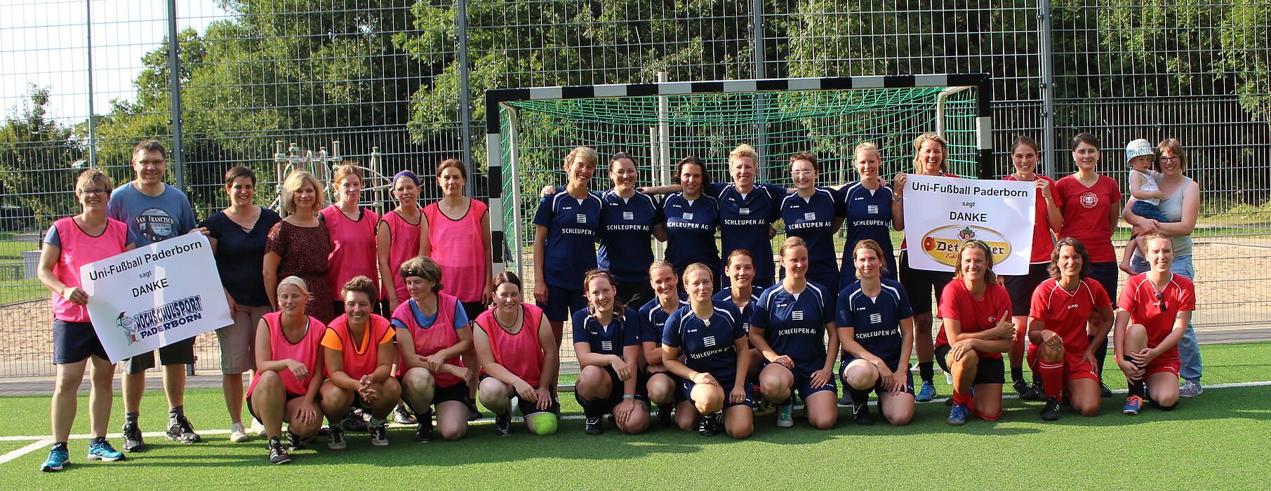 Foto (privat): Die aktuellen und ehemaligen Spielerinnen der Frauenfußballmannschaft des Paderborner Hochschulsports beim Jubiläumsturnier zum 20-jährigen Bestehen.