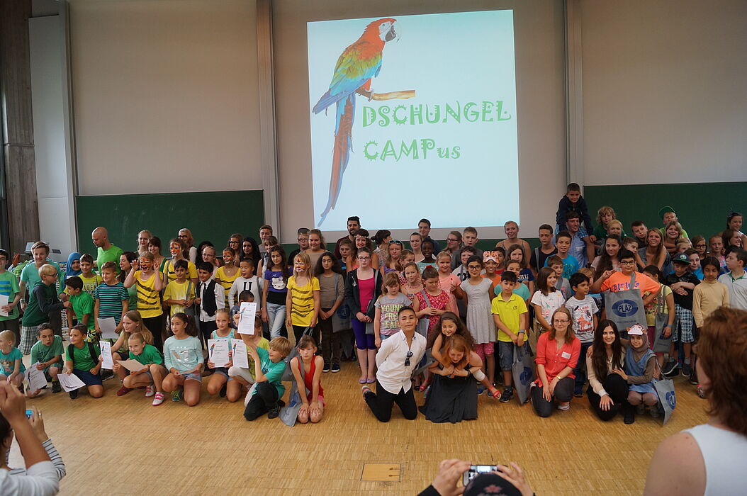 Foto: (Fast) Die ganze Rasselbande: Die Kinder aus dem Dschungel-Camp(us).