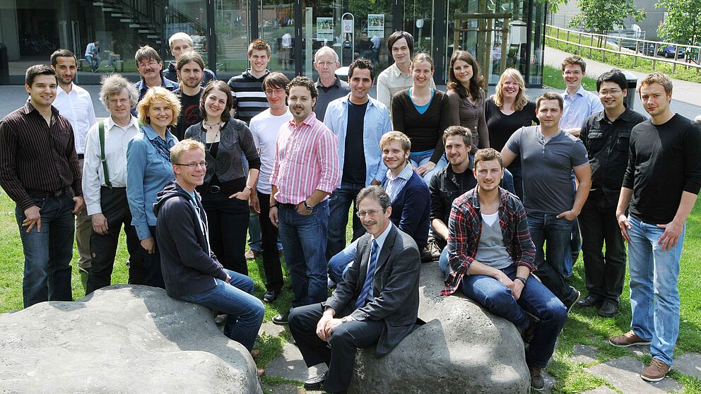 Foto (Universität Paderborn, Adelheid Rutenburges): Das Team des Lehrstuhls für Fluidverfahrenstechnik (FVT).
