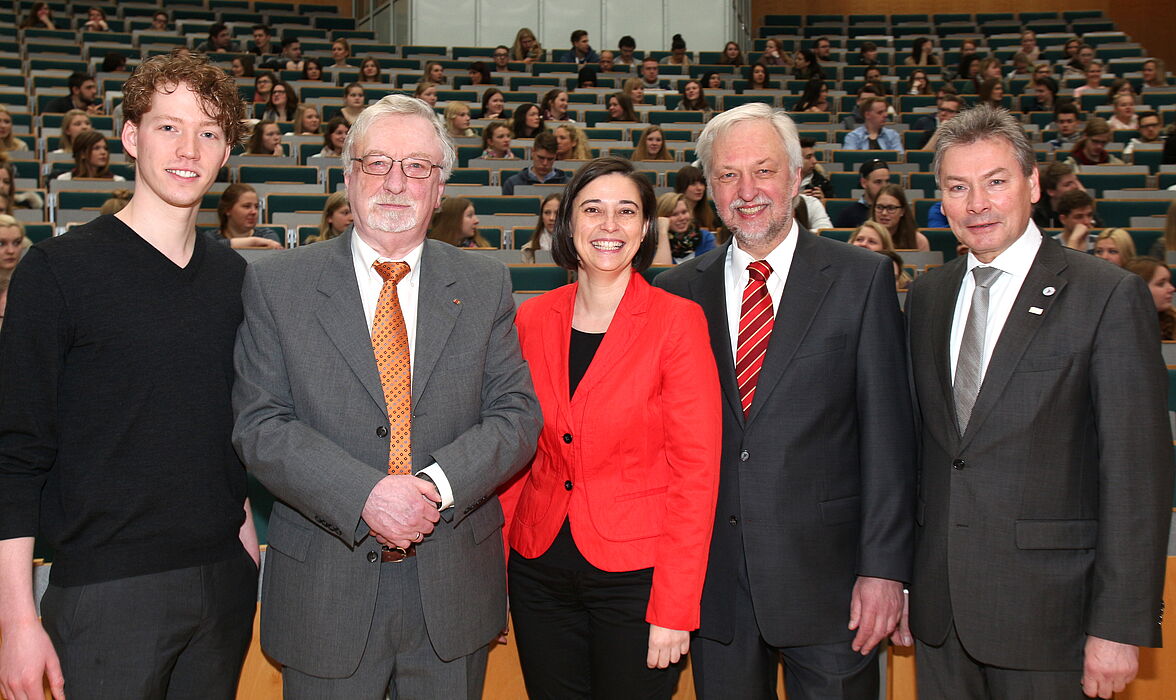 Foto (Universität Paderborn, Nina Reckendorf): Begrüßten gemeinsam die neuen Erstsemester: Maximilian Erdmann (AStA), Peter Freese (Alumni), Yvonne Koch (zentrale Studienberatung), Uni-Präsident Wilhelm Schäfer und Dietrich Honervogt, stellvertretend