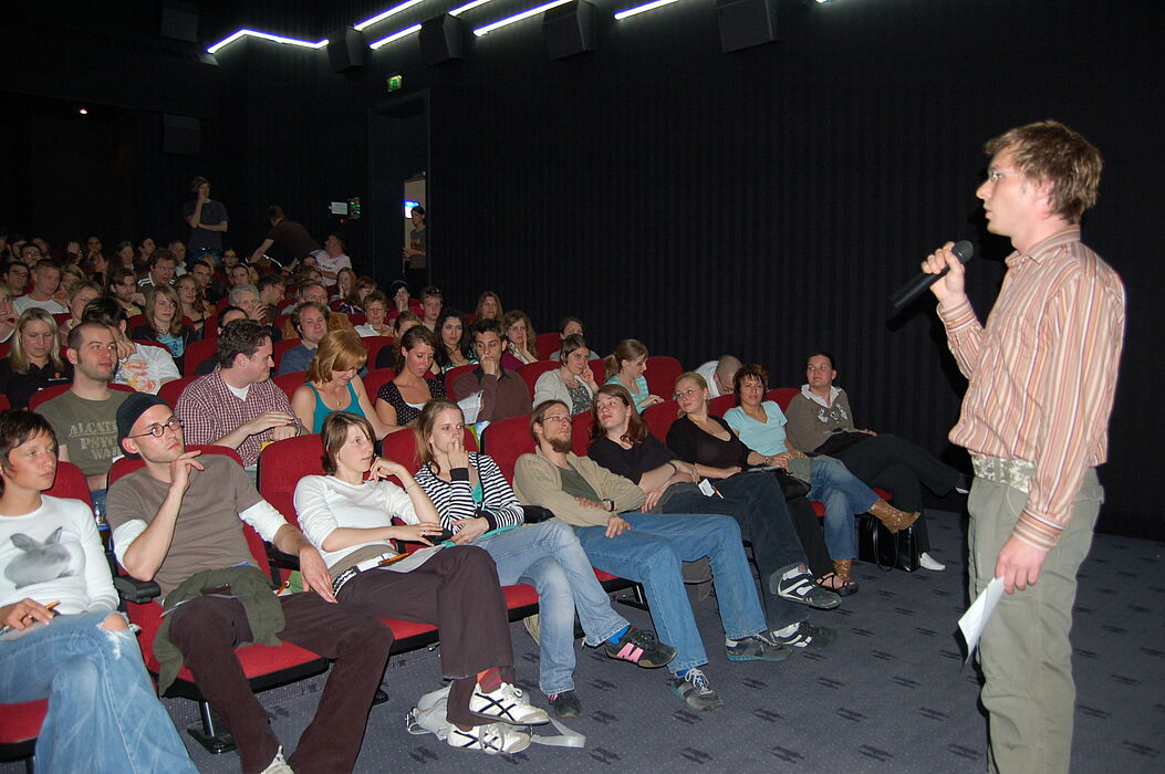 Foto (Behrens): Ausverkauft: Im vergangenen Jahr platzte der Kinosaal zur Studentenfilmnacht aus allen Nähten. Thilo Pickartz (re.), Vorsitzender der Uni-Gruppe Programmkino Lichtblick war begeistert.