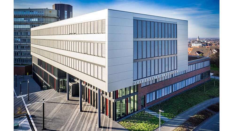 Foto (Universität Paderborn): In diesem Gebäude lässt sich gut lehren, lernen und forschen – das neue Fakultätsgebäude der Wirtschaftswissenschaften, direkt am Haupteingang der Universität Paderborn mit Blick zur Warburger Straße gelegen.