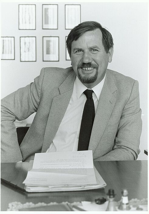 Foto (Universitätsarchiv): Prof. Dr. Friedrich Buttler kam 1973 in die Wirtschaftswissenschaften nach Paderborn und war als Gründungsrektor und Rektor der damaligen Universität-Gesamthochschule von 1976 bis 1987 tätig.