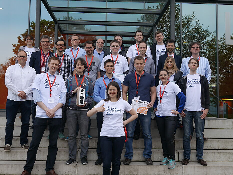 Foto (TecUP, Universität Paderborn): Die Gewinner und Organisatoren des „Startup-Weekends“ freuen sich über die gelungene Veranstaltung. Mit dabei: Hubert Böddeker (3. v. li.) und Prof. Dr. Rüdiger Kabst (re.).