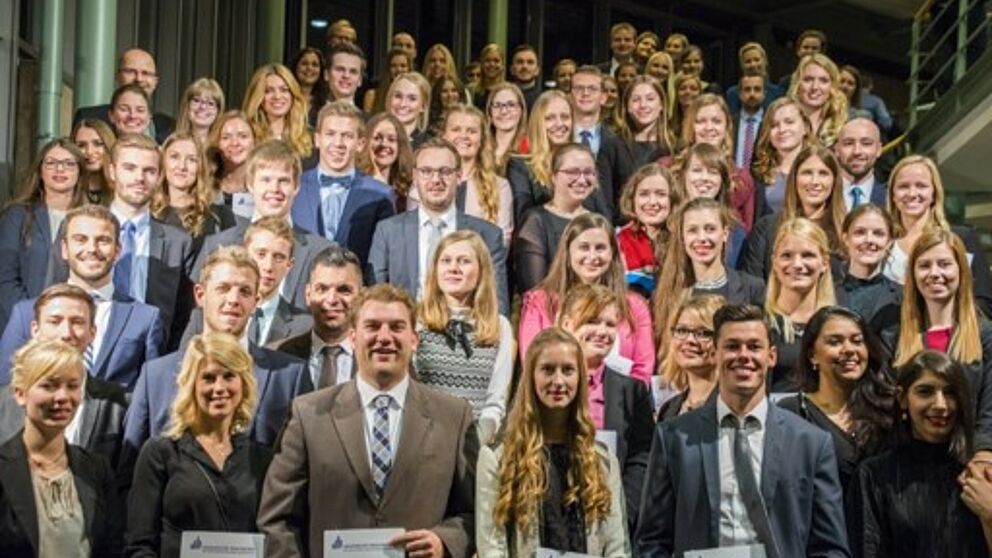 Foto (Universität Paderborn): Absolventinnen und Absolventen der Fakultät für Wirtschaftswissenschaften – Gruppe 1.