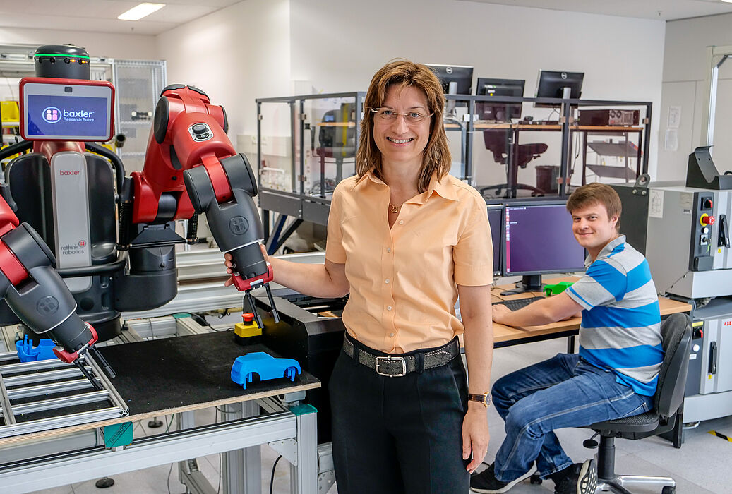 Prof. Dr. Iris Gräßler und Alexander Pöhler arbeiten mit dem Roboter „baxter“ im Smart Automation Laboratory der Universität Paderborn.