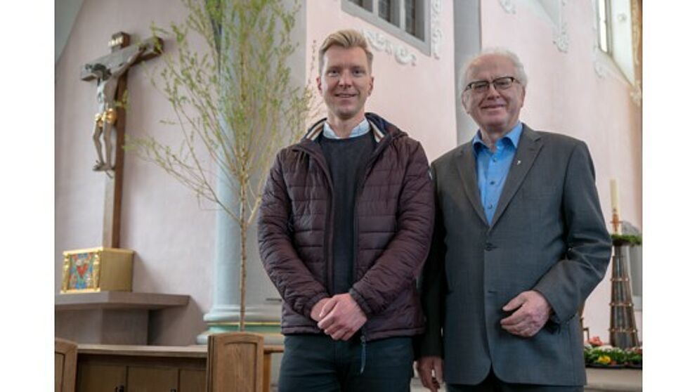 Foto (ThF-PB): Studierendenpfarrer Dr. Nils Petrat (links) und Professor Dr. Josef Meyer zu Schlochtern (rechts) in der Universitäts- und Marktkirche.