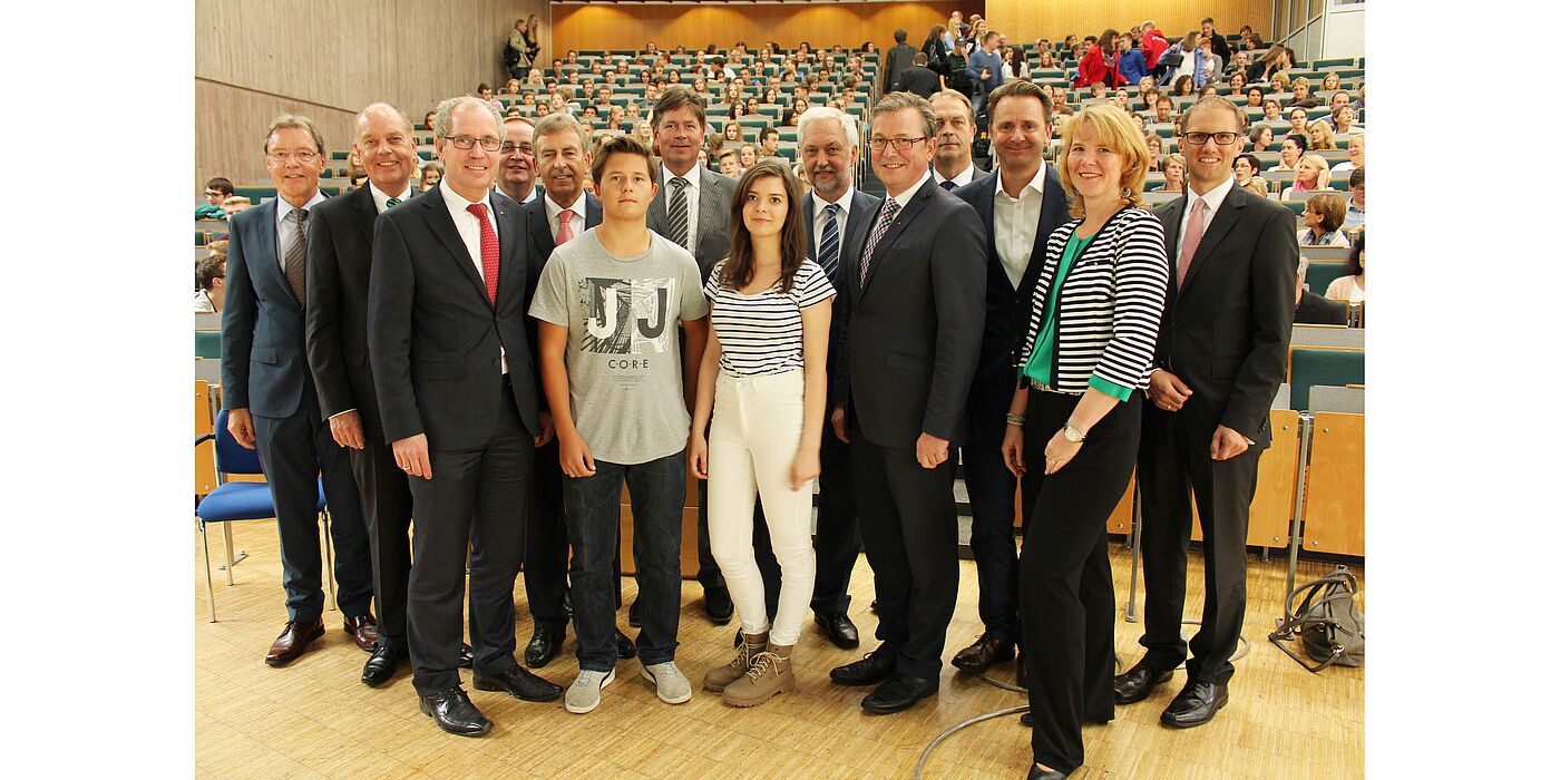 Foto (Universität Paderborn, Frauke Döll): Sponsoren und Ehrengäste mit Schülern aus dem Kreis Paderborn (v. l.): Christoph Schön (Stabsstelle Präsidium), Rudolf Jäger (Volksbank PHD, Manfred Müller (Landrat Kreis Paderborn), Friedrich Thielmann (