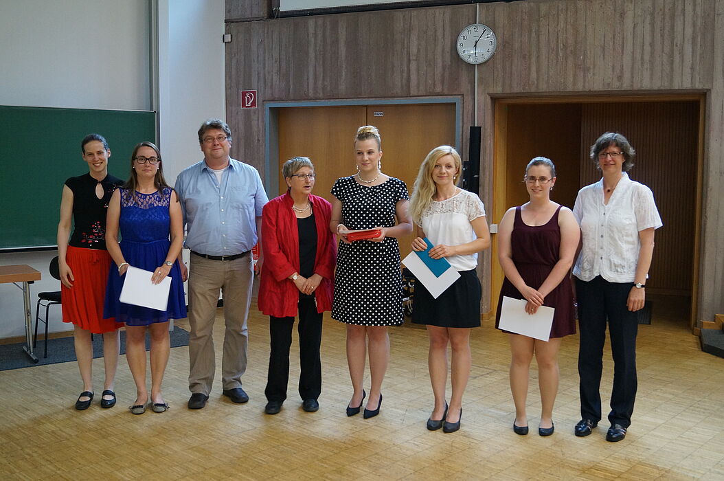 Foto (Maren Büttgen, PLAZ): Die Preisträgerinnen und Stifter/innen (v. l.): Juniorprofessorin Corinna Koch mit Eva-Lotta Terberger, Hendrik Sauerwald vom Philologenverband NRW, Hildegard Ebe von der GEW, Katharina Chudalla, Magdalena Can, Charlotte Hogg