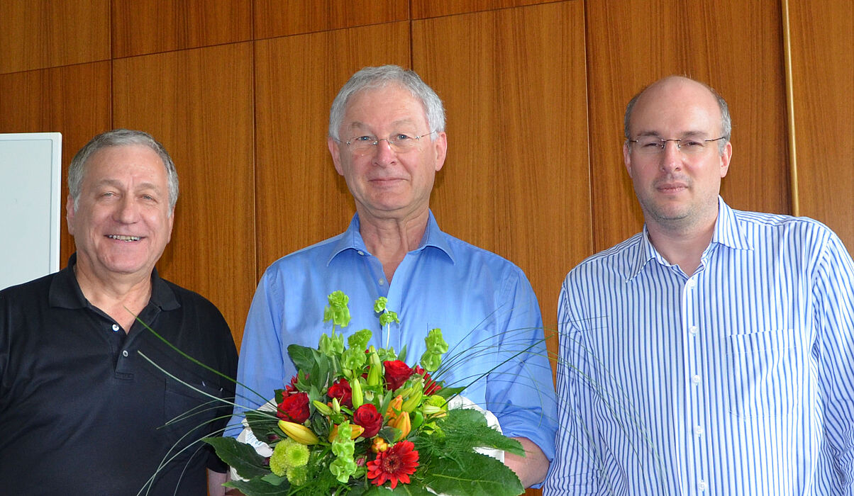 Foto (Jana Neuhaus) v. li.: Geschäftsführer der Fakultät Dr. Michael Laska, Prof. Dr. Peter Bender, Dekan Prof. Dr. Jürgen Klüners