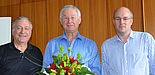 Foto (Jana Neuhaus) v. li.: Geschäftsführer der Fakultät Dr. Michael Laska, Prof. Dr. Peter Bender, Dekan Prof. Dr. Jürgen Klüners