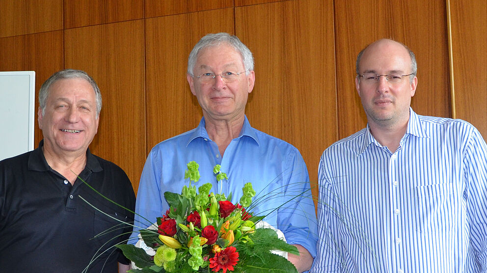 Foto (Jana Neuhaus) v. li.: Geschäftsführer der Fakultät Dr. Michael Laska, Prof. Dr. Peter Bender, Dekan Prof. Dr. Jürgen Klüners