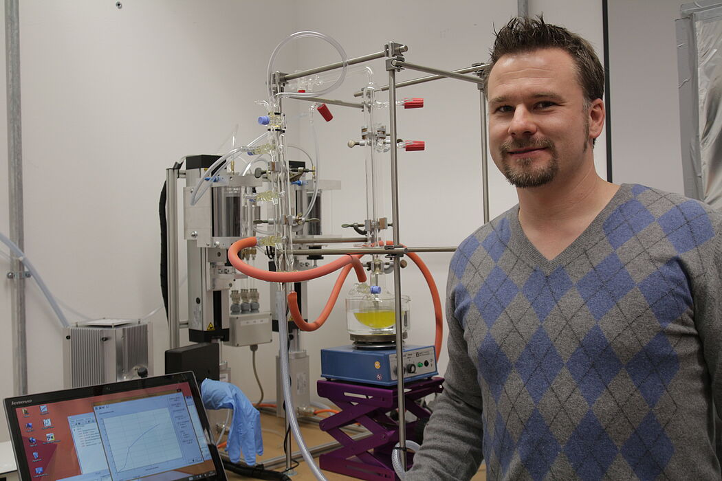 Foto (Universität Paderborn, Nina Reckendorf): Prof. Dr. Matthias Bauer vor der Apparatur zur Spaltung von Wasser