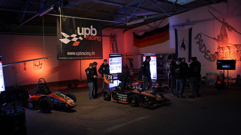 Foto (UPBracing Team): Auf dem Sponsorenevent des UPBracing Teams wurden die selbst entwickelten und gefertigten Fahrzeuge präsentiert.