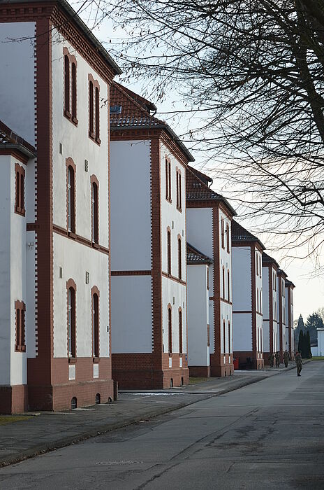 Foto (Stadt Paderborn): Das sechste Netzwerktreffen führt die Mitglieder der Universitätsgesellschaft Paderborn auf das Gelände der Alanbrooke-Kaserne.