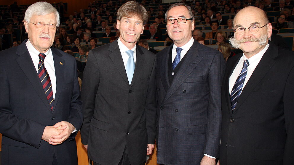 Foto (Universität Paderborn, Patrick Kleibold): Der Präsident der Universität Paderborn, Prof. Dr. Nikolaus Risch (zweiter v. l.), Kanzler Jürgen Plato (r.) und Bürgermeister Heinz Paus (l.) begrüßten den Festredner Prof. Dr. Horst Neumann, Mitglie