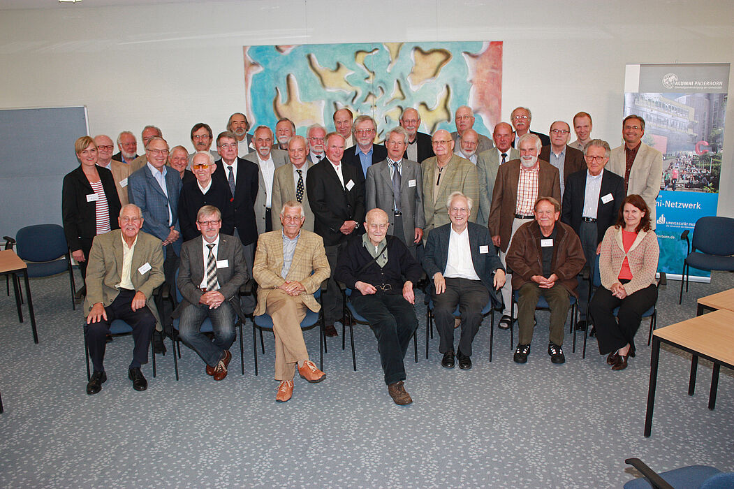 Foto (Universität Paderborn, Jan Aulenberg): Mehr als 30 ehemalige Professoren trafen sich zum sechsten  Emeriti-Treffen in der Universität. Die regelmäßig zwei Mal im Jahr stattfindenden Treffen bieten die Möglichkeit, sich über Neuerungen in der U