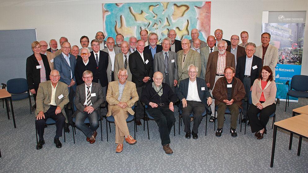 Foto (Universität Paderborn, Jan Aulenberg): Mehr als 30 ehemalige Professoren trafen sich zum sechsten  Emeriti-Treffen in der Universität. Die regelmäßig zwei Mal im Jahr stattfindenden Treffen bieten die Möglichkeit, sich über Neuerungen in der U