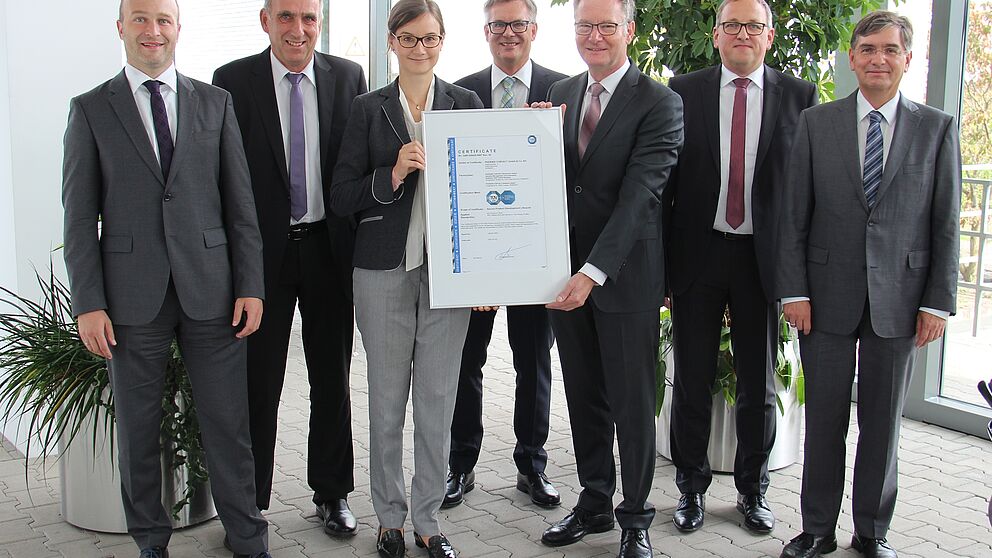 Foto (Phoenix Contact): Zertifikats-Übergabe durch den TÜV Süd an die Phoenix Contact-Geschäftsführung.