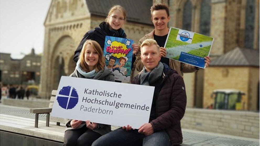 Foto: In diesem Semester ist Musik drin: (sitzend v. l.) Referentin Helena Schmidt, Studierendenpfarrer Nils Petrat, (stehend v. l.) Elisabeth Schröttke und David Gorny.