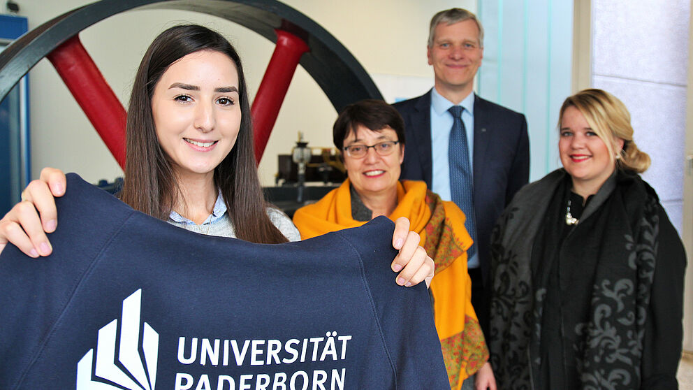 Foto (Universität Paderborn, Vanessa Dreibrodt): (v. l.) Begrüßten Gamze Pehlivan als 20.000ste: Prof. Dr. Birgit Riegraf, Vizepräsidentin für Lehre, Studium und Qualitätsmanagement, Prof. Dr.-Ing. Volker Schöppner, Dekan der Fakultät für Maschin
