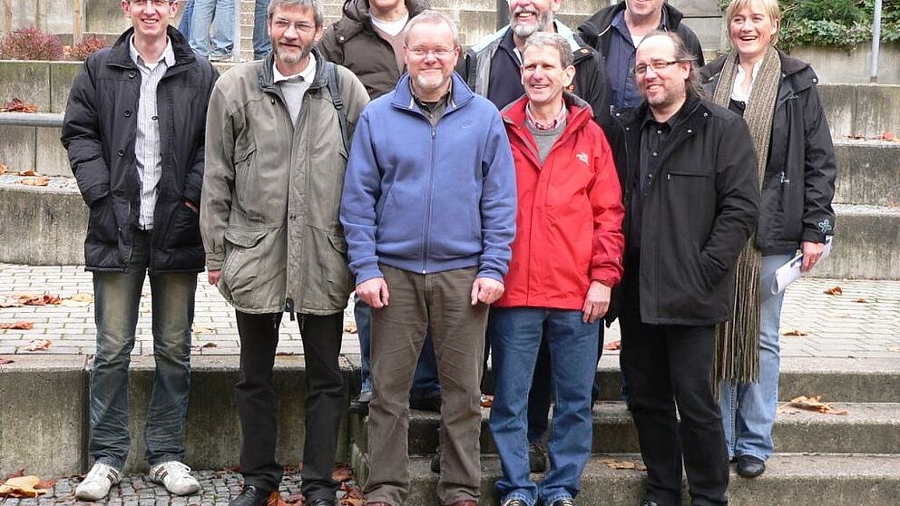 Foto (Heiko Nowack): Vor 30 Jahren haben Alumnus Heiko Nowack und sechs Kommilitonen ihr Informatikstudium an der Universität begonnen. Nun sind sie für einen ausführlichen Rundgang an ihre alte Wirkungsstätte zurückgekehrt.