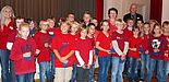 Foto (Universität Paderborn, Martin Decking): Mit einer musikalischen Weltreise eröffneten 25 Schülerinnen und Schüler der Paderborner Stephanus­schule zusammen mit ihrer Lehrerin Claudia Willeke und der Vokalpädagogin Regine Neumüller (li.) die Ta