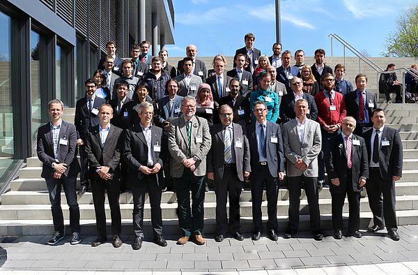 Foto (Universität Paderborn): Einige Konferenzteilnehmer des CAPE Forum 2015 vor dem Q-Gebäude der Universität Paderborn.