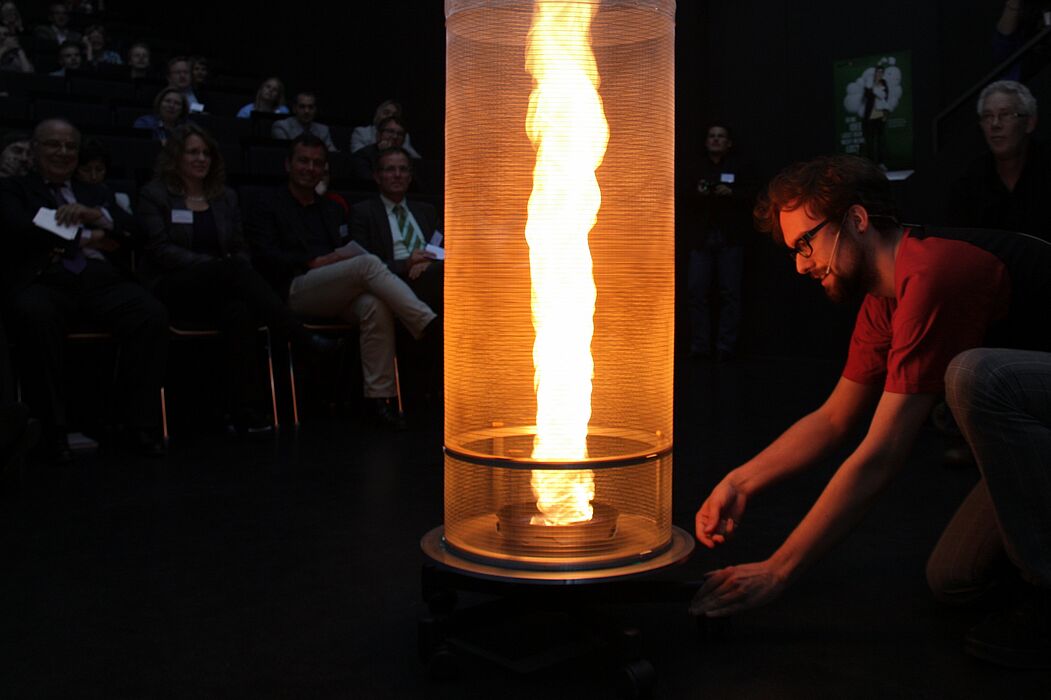 Foto (Universität Paderborn, Patrick Kleibold): Ein Feuertornado ersetzt bei der Party Heizpilz und Kerzenschein.