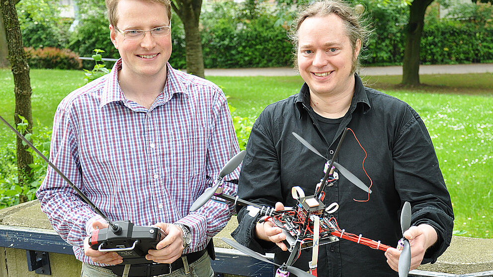 Foto (Katharina Bätz): Hermann Simon Lichte und Juniorprofessor Dr. Hannes Frey (r.) mit einem Quadrocopter
