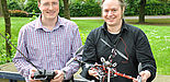 Foto (Katharina Bätz): Hermann Simon Lichte und Juniorprofessor Dr. Hannes Frey (r.) mit einem Quadrocopter