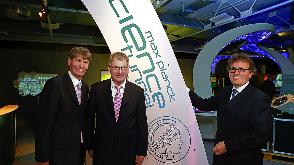Abbildung: Von links: Uni-Präsident Prof. Dr. Nikolaus Risch, HNF-Geschäftsführer Dr. Kurt Beiersdörfer und Dr. Andreas Trepte, Max-Planck-Gesellschaft, Foto: HNF, Jan Braun