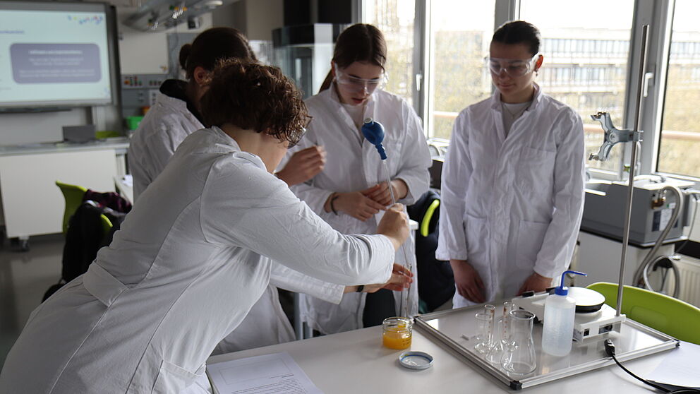 Schülerinnen beim Laborversuch im Rahmen der Frühlingsuni