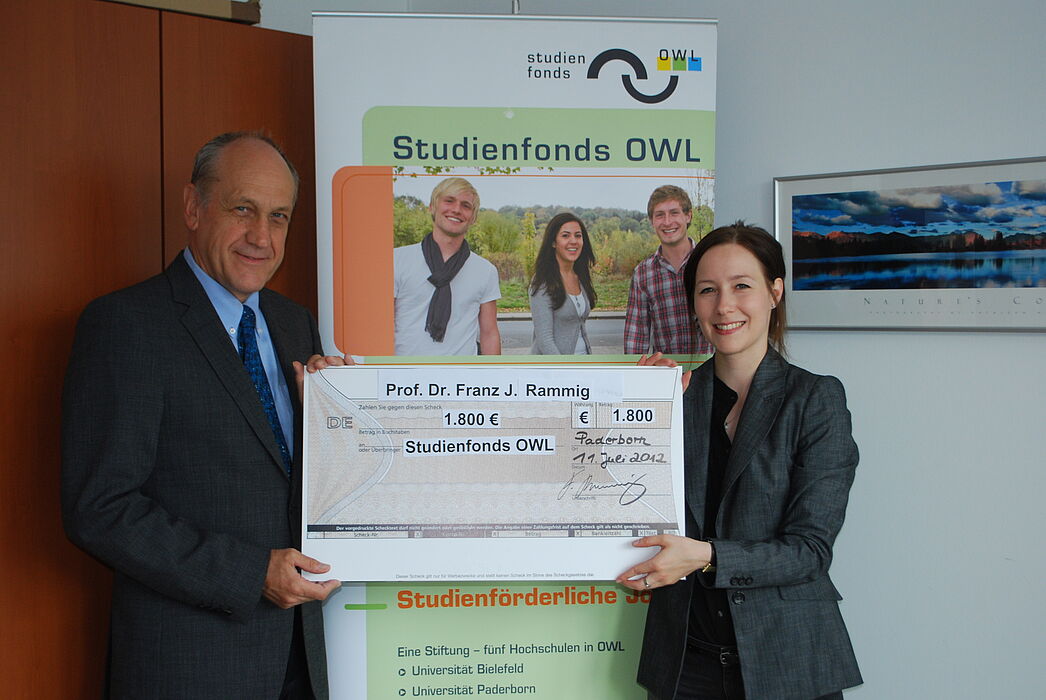 Foto (Universität Paderborn): Sophie Reimers (Stiftung Studienfonds OWL) bedankt sich bei Prof. Dr. Franz Josef Rammig für die Spende anlässlich seines 65. Geburtstages.