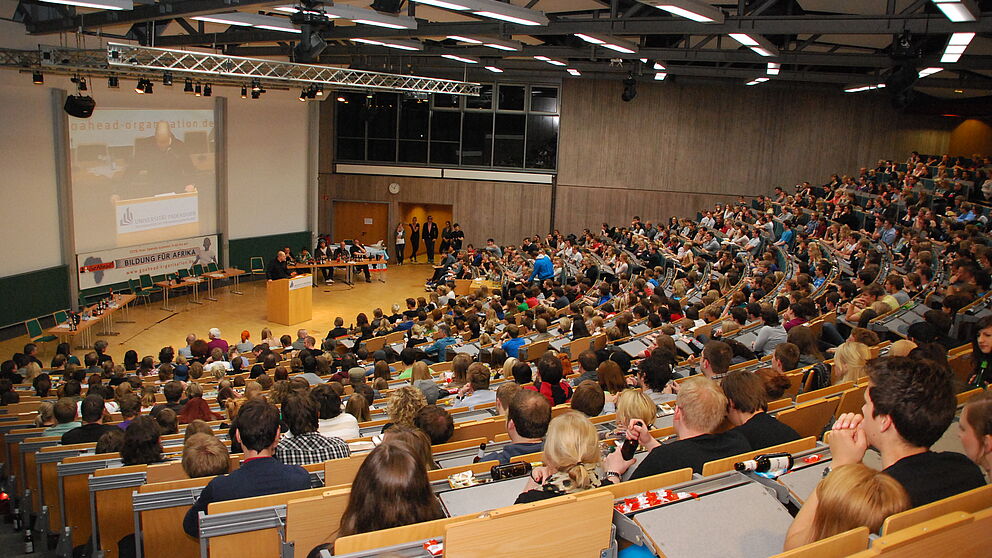 Foto (Universität Paderborn, Christoph Streicher): Großer Andrang im Audimax. Über 600 Studenten lauschten live den Poetry Slammern.
