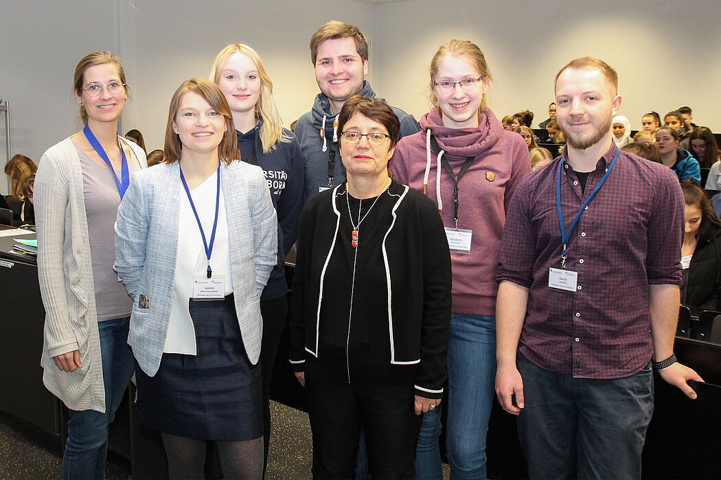 Foto (Universität Paderborn, Kamil Glabica): Prof. Dr. Birgit Riegraf (Mitte) zusammen mit dem Orga-Team der „Frühlings-Uni“.