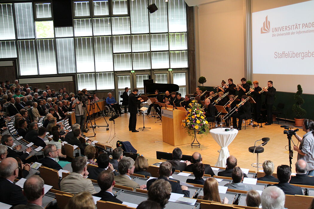 Foto (Universität Paderborn, Patrick Kleibold): Musikalisch umrahmt wurde die Veranstaltung von der Big Band der Universität.