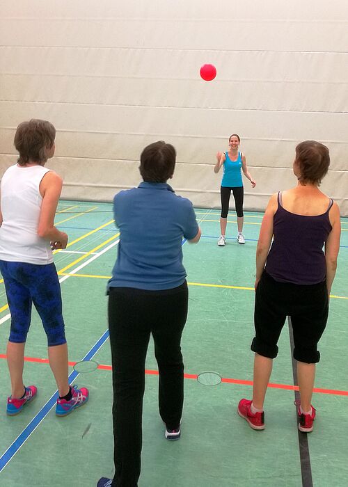 Foto (Universität Paderborn, SMI): Franziska van den Bongard vom Sportmedizinischen Institut mit ihrer Epilepsiesportgruppe in der Sporthalle der Universität Paderborn.