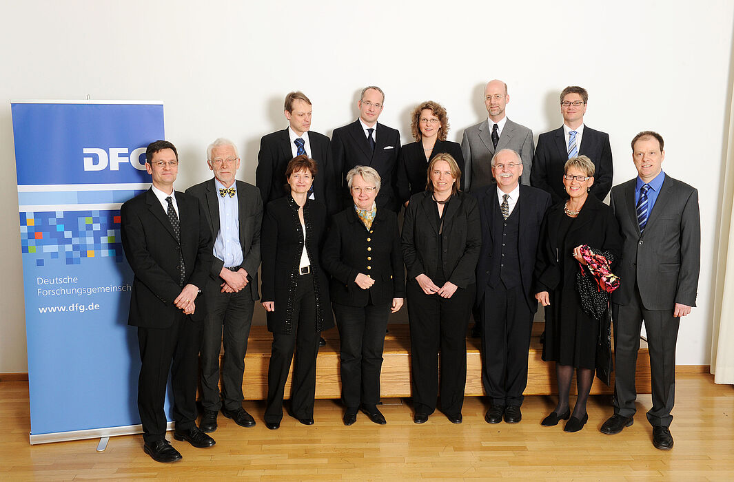 Verleihung des Leibniz-Preises 2011 (Foto: DFG): Prof. Büchel, Wissenschaftssenator Zöllner, Prof. Sadowski, Bundesministerin Schavan, Prof. Feldmann, Prof. Kleiner, Prof. Bonas, Prof. Hinrichs (vorn, v.l.n.r.), Prof. Quack, Prof. Hyman, Prof. Silberhor