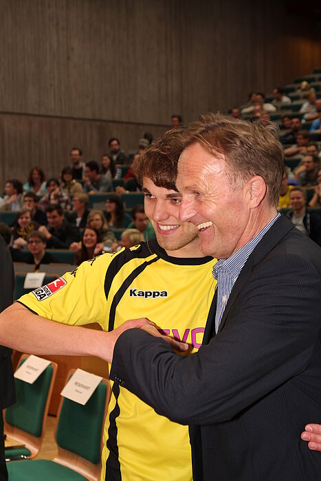 Foto (Universität Paderborn, Patrick Kleibold): Student Christian Wiehle und BVB-Geschäftsführer Hans-Joachim Watzke.