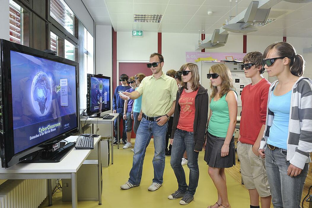 Foto: Am Heinz Nixdorf Institut der Universität Paderborn eröffnet der landesweit erste Cyber-Klassenraum in NRW.