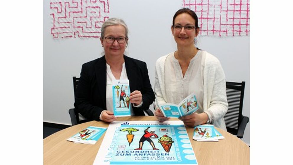 Foto (Universität Paderborn, Heiko Appelbaum): Simone Probst (l.) und Sandra Bischof laden zu den Uni-Gesundheitstagen 2017 ein.