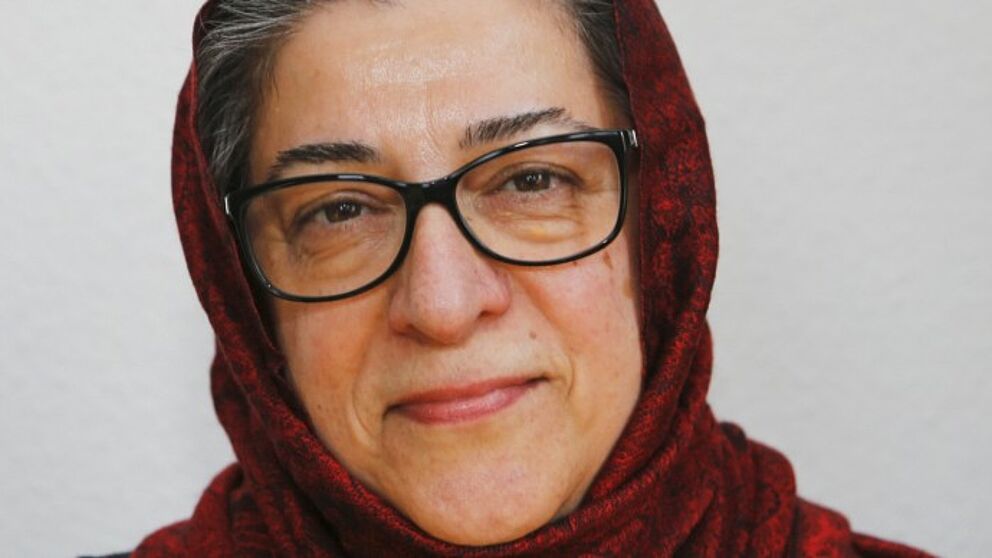 Foto (Universität Paderborn): Hamideh Mohagheghi ist seit dem 4. Oktober Trägerin des Verdienstkreuzes am Bande.