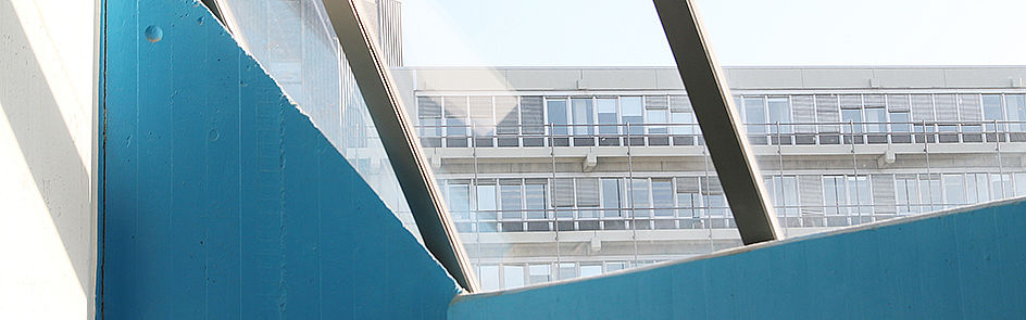 Sonne und Schatten sorgen im Zusammenspiel mit architektonischen Verläufen für interessante Linien und Formen. 