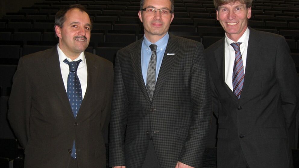 Foto (Universität Paderborn, Dr. Andrea Zoyke): v. l. n. r.: Prof. Dr. H.-Hugo Kremer (Studiendekan der Fakultät für Wirtschaftswissenschaften), Prof. Dr. Martin Schneider (Dekan der Fakultät für Wirtschaftswissenschaften), Prof. Dr. Nikolaus Risch (
